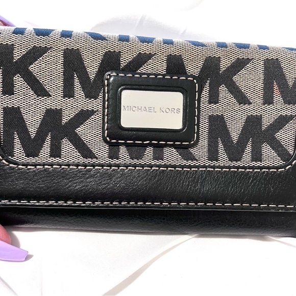 Michael Kors Large Monogram Checkbook Wallet, Black & Tan, Excellent! - Picture 2 of 10
